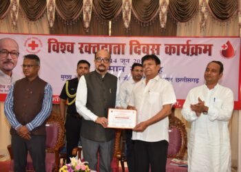 रक्तदान के लिए पारस झा को राज्यपाल ने सम्मानित किया
