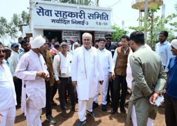 किसानों की समस्याओं से रूबरू हुए भूपेश बघेल, सेवा सहकारी समितियों का किया निरीक्षण