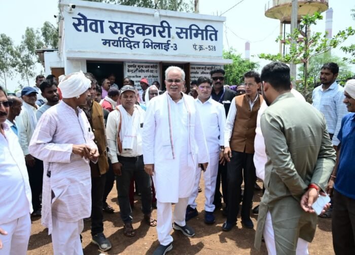 किसानों की समस्याओं से रूबरू हुए भूपेश बघेल, सेवा सहकारी समितियों का किया निरीक्षण