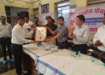 पाटन खंड चिकित्सा अधिकारी कलेक्टर के हाथों सम्मानित,,