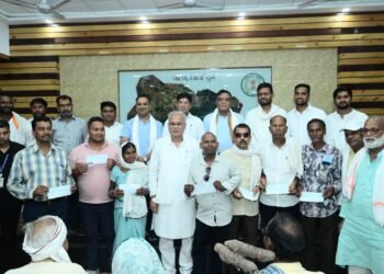 पूर्व मुख्यमंत्री भूपेश बघेल ने जनसंपर्क राशि वितरित की