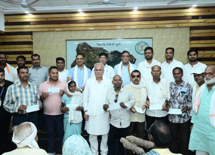 पूर्व मुख्यमंत्री भूपेश बघेल ने जनसंपर्क राशि वितरित की