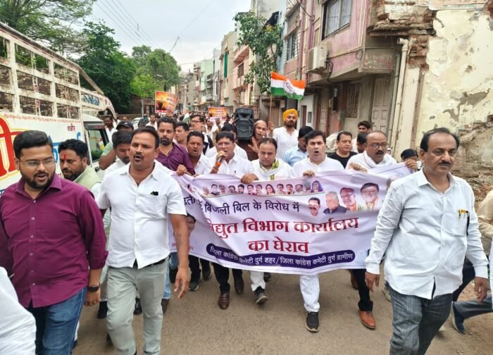 विद्युत कार्यालय के सामने स्मार्ट मीटर तोड़ा, ज्ञापन की जगह चिमनी सौंपा और मुख्यमंत्री का जलाया पुतला