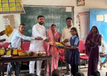 रवेली में शाला प्रवेश उत्सव मनाया गया, सभापति प्रणव शर्मा ने बैग देकर एवं मिठाई खिलाकर बच्चों का स्वागत किया