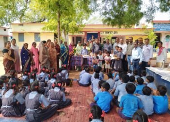 पहंदा(झ) शाला प्रवेशोत्सव में BRCC द्वारा बच्चों का मुंह मीठा कर स्वागत
