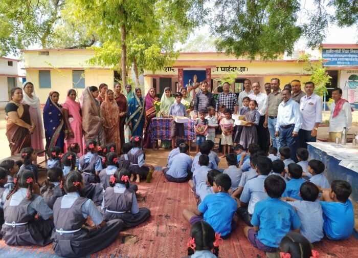 पहंदा(झ) शाला प्रवेशोत्सव में BRCC द्वारा बच्चों का मुंह मीठा कर स्वागत