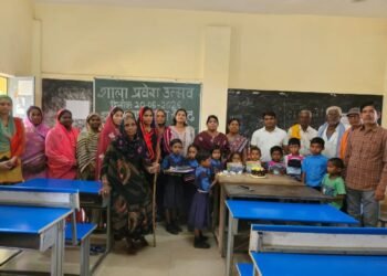 नवप्रवेशी विद्यार्थियों को पाठ्यपुस्तक एवं गणवेश वितरित कर किया स्वागत