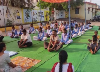 सेलूद में विश्व योग दिवस पर बच्चे बुढे महिलाएं सभी ने योग किया और लाभ के बारे में जाना