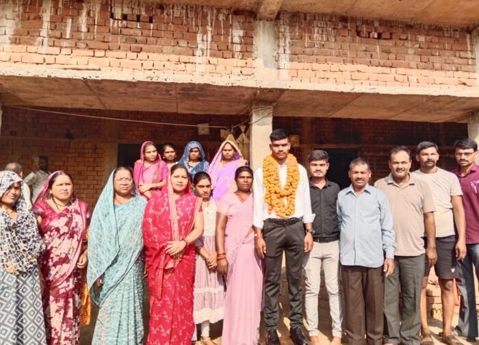 अग्निवीर भारतीय सेना में चयनित अभय मार्कण्डेय को असोगा के ग्रामीणों ने दी शुभकामनाएं