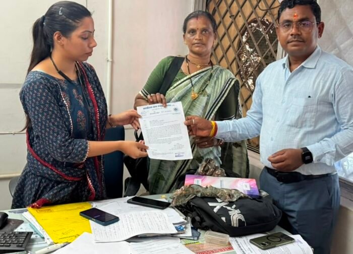 ग्राम पंचायत पहंदा (अ) की विद्युत समस्याओं के निराकरण हेतु सौंपा गया ज्ञापन