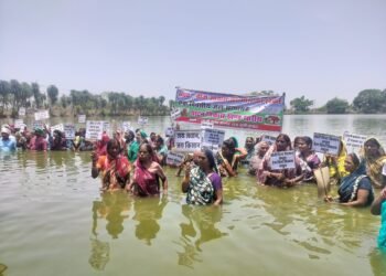 खाद-बीज और आवास की मांग पर तालाब में उतरे किसान और आवास हितग्राही लक्ष्मी सागर में जल सत्याग्रह शुरू