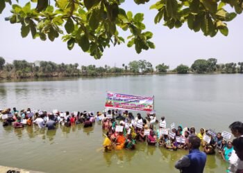 प्रशासनिक अनदेखी के बीच पिछले एक घंटे से तालाब में खड़े है सत्याग्रही