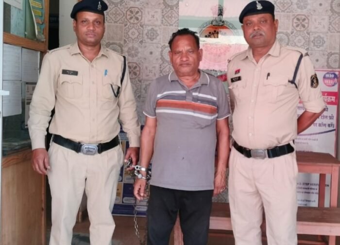 भाई के स्थान पर दूसरे व्यक्ति को खड़ा कर जमीन बेचने वाला फरार आरोपी गिरफ्तार