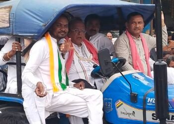 किसानों का राजिम में सरकार के खिलाफ चक्का जाम वा धरना प्रदर्शन ट्रैक्टर चलाते पहुंचे ,,,पूर्व पंचायत मंत्री अमितेश शुक्ला,,,,,,