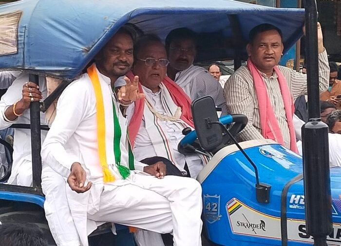 किसानों का राजिम में सरकार के खिलाफ चक्का जाम वा धरना प्रदर्शन ट्रैक्टर चलाते पहुंचे ,,,पूर्व पंचायत मंत्री अमितेश शुक्ला,,,,,,