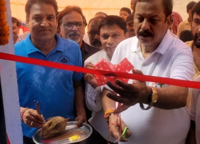 सांसद विजय बघेल ने किया फुटबॉल मैदान में  नवनिर्मित चेंजिंग रूम का लोकार्पण
