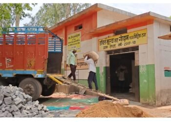खबर के प्रकाशन के बाद हरकत में आया प्रशासन, सेलूद राशन दुकान से हटाया गया कीड़ेयुक्त चावल