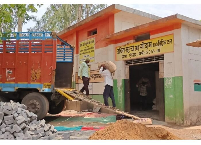 खबर के प्रकाशन के बाद हरकत में आया प्रशासन, सेलूद राशन दुकान से हटाया गया कीड़ेयुक्त चावल