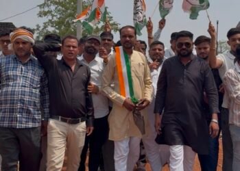 सीएम कार्यक्रम को काला झंडा दिखाने जा रहे कांग्रेसियों को पाण्डुका में रोका गया ,, भाजपा वा कांग्रेस के बीच हुई तीखी नोकझोंक,,