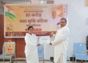 मोबाइल की नशा भी घर परिवार समाज संतान को बर्बाद कर रही है बचे और बचाए,,, ब्र.कु. बहन विद्या