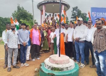 तिरंगा बाइक रैली निकाल शहीद महेन्द्र ध्रुव को दी श्रद्धांजलिगांधी चौक से कोसमबुड़ा शहीद चौक तक गूंजे देशभक्ति के नारे, सैकड़ों कार्यकर्ताओं ने लहराया तिरंगा