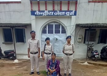 सांकरा के पारधी डेरा में आबकारी की छापेमारी, 54 पाव देशी मसाला शराब के साथ महिला गिरफ्तार