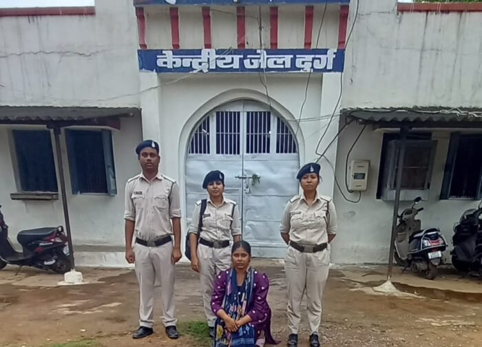 सांकरा के पारधी डेरा में आबकारी की छापेमारी, 54 पाव देशी मसाला शराब के साथ महिला गिरफ्तार