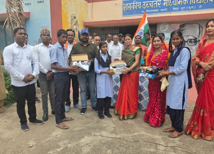 पतोरा हाई स्कूल के 103 विद्यार्थियों को जूते वितरित, जनपद सदस्य चंद्रिका चित्रसेन कलिहारी ने की पहल