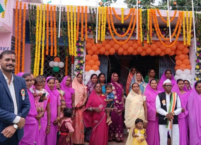 ग्राम पंचायत भवन को सजाया दुल्हन की तरह वा शान से लहराया तिरंगा,,,