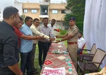 एसडीओपी अनूप लकड़ा को दी गई सम्मानपूर्वक विदाई, पुरानी यादें ताजा कर भावुक हुए, नये एसडीओपी प्रांशु तिवारी का किया गया स्वागत