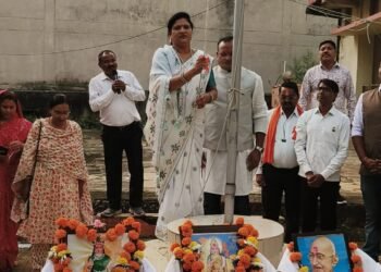 जनपद पंचायत पाटन में अध्यक्ष कीर्ति नायक ने किया ध्वजारोहण, मुख्यमंत्री के संदेश का किया वाचन