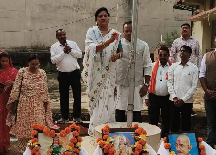 जनपद पंचायत पाटन में अध्यक्ष कीर्ति नायक ने किया ध्वजारोहण, मुख्यमंत्री के संदेश का किया वाचन
