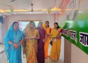 राजीव भवन के लोकार्पण से पहले महिला कांग्रेस ने दीवारों पर लगाए पंजे के निशान