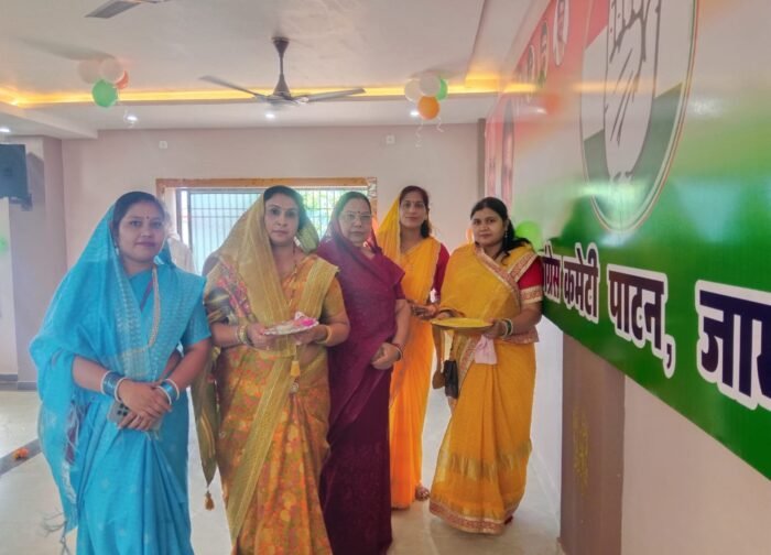 राजीव भवन के लोकार्पण से पहले महिला कांग्रेस ने दीवारों पर लगाए पंजे के निशान