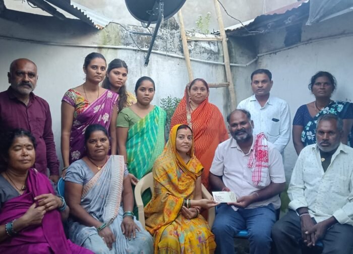 देवादा में सरपंच लक्ष्मी नीलू वर्मा ने शोकाकुल परिवार को दी आर्थिक एवं एक कट्ठा चावल सहयोग
