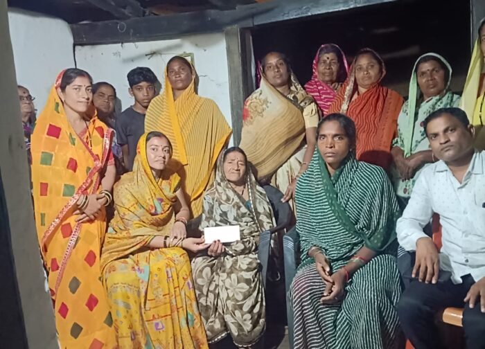 शोकाकुल परिवार को सरपंच लक्ष्मी नीलू वर्मा ने 5 हजार नगद व एक कट्ठा चावल की दी सहयोग