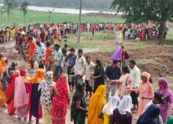 कौही में लगा शिवभक्तों का मेला, विशाल मानव श्रृंखला बनाकर किया शिवलिंग का जलाभिषेक