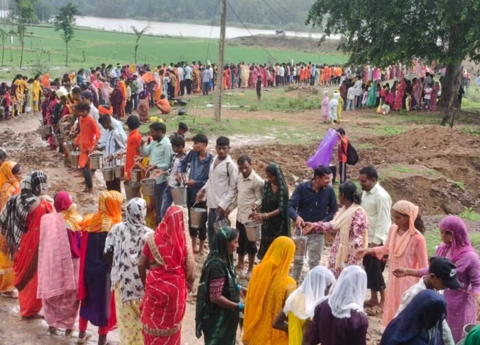 कौही में लगा शिवभक्तों का मेला, विशाल मानव श्रृंखला बनाकर किया शिवलिंग का जलाभिषेक