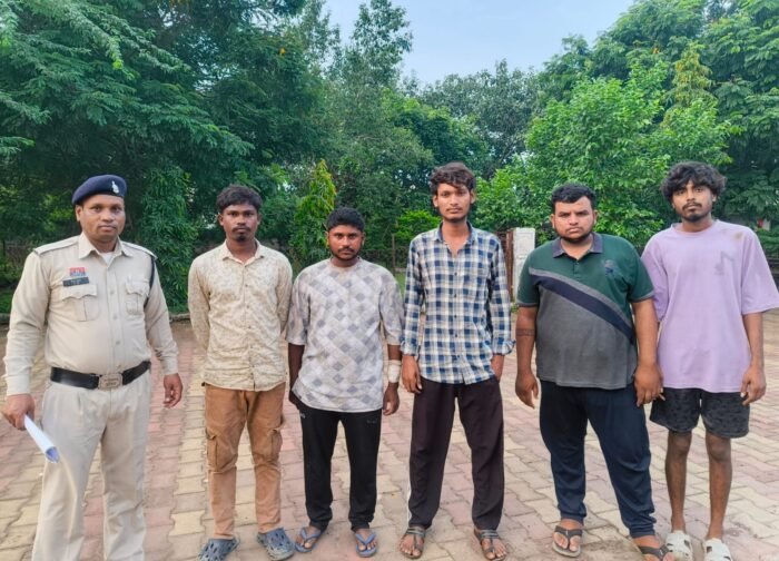 सड़क पर वाहन खड़ा कर विवाद करना पड़ा भारी, थाना पाटन पुलिस ने दो वाहन चालकों पर अपराध दर्ज किया