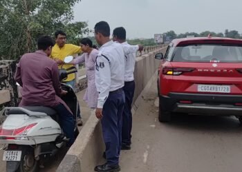 रक्षाबंधन पर पुलिस ने निभाया भाई का फर्ज, महिला की बचाई जान