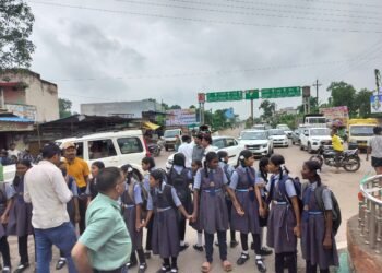 शौचालय की मांग को लेकर आत्मानंद स्कूल के बच्चों का चक्काजाम, मौके पर नहीं पहुंचा प्रशासन
