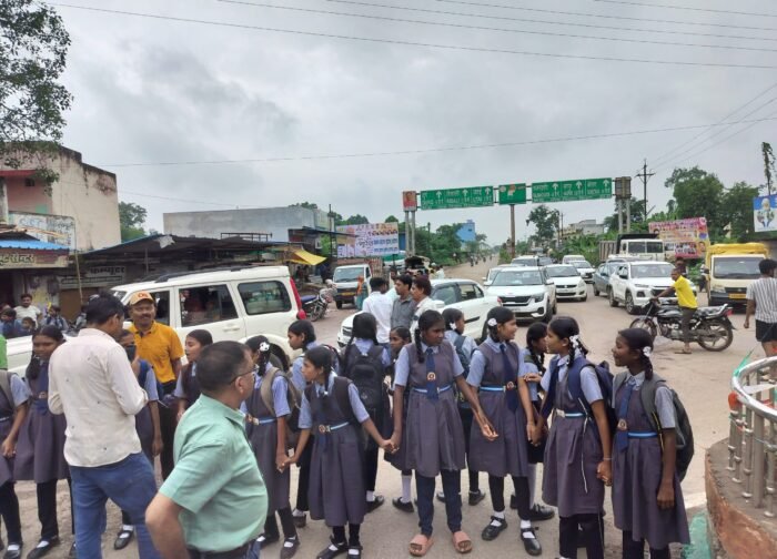 शौचालय की मांग को लेकर आत्मानंद स्कूल के बच्चों का चक्काजाम, मौके पर नहीं पहुंचा प्रशासन