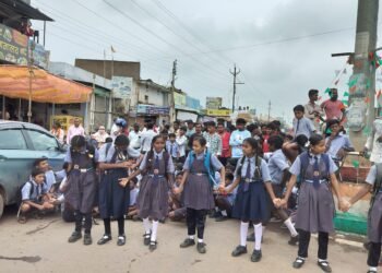 शिक्षा मंत्री और अधिकारियों को मौके पर बुलाने की मांग पर अड़े स्कूली छात्र-छात्राएं