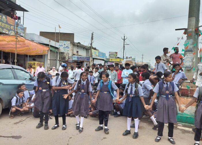 शिक्षा मंत्री और अधिकारियों को मौके पर बुलाने की मांग पर अड़े स्कूली छात्र-छात्राएं