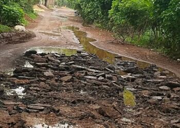 अतरमरा रजनकटा की सड़के बदहाल,, निर्माण कार्य में 2 अलग अलग सूचना बोर्ड, दोनों की स्वीकृत राशि भी अलग अलग,, पर सड़क बना है।,,,एक,,,