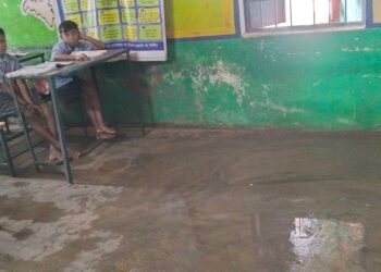 प्राथमिक शाला कुगदा में 5 समस्या से जूझ रहे बच्चे व शिक्षक,,,,,,,,,