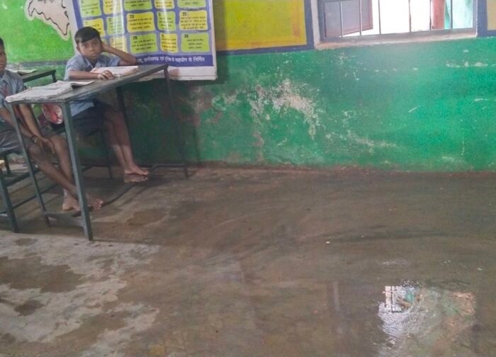 प्राथमिक शाला कुगदा में 5 समस्या से जूझ रहे बच्चे व शिक्षक,,,,,,,,,