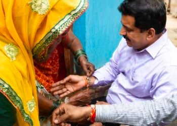 टोनही के संदेह में प्रताड़ित महिलाओं  ने डॉ. दिनेश मिश्र को राखी बाँधी