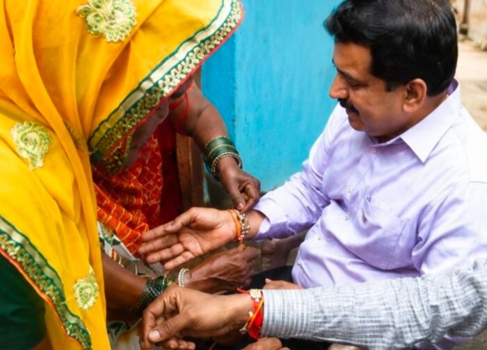 टोनही के संदेह में प्रताड़ित महिलाओं  ने डॉ. दिनेश मिश्र को राखी बाँधी