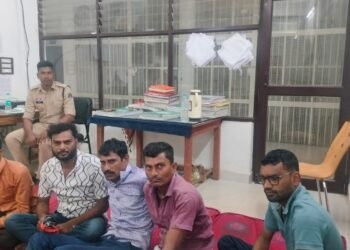 पाण्डुका के जतमई लॉज में जुआ फड़ पर पुलिस का छापा, 5 आरोपी रंगे हाथों गिरफ्तार 20 हजार नकद व ताश जब्त; केस दर्ज